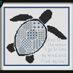 Könnte beinhalten: Schwarz-weißes Kreuzstichmuster einer Schildkröte mit einem blauen und weißen geometrischen Muster auf ihrem Panzer. Der Text "And to the ocean I go to lose my mind and find my soul" ist unter der Schildkröte gestickt.