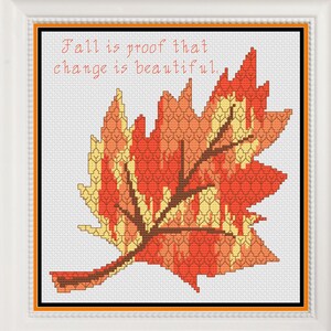 Könnte beinhalten: Kreuzstichmuster mit einem bunten Herbstblatt und dem Zitat "Der Herbst ist der Beweis, dass Veränderung schön ist."