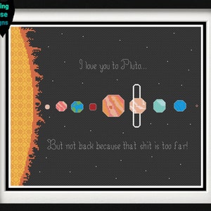 以下が含まれることがあります： 太陽系がクロスステッチで描かれたパターンで、"冥王星まで愛してるよ… でも、戻ってくるのは遠すぎるから無理だよ！"というテキストが書かれています