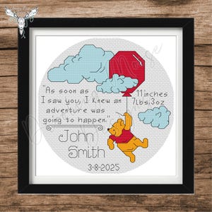 Puede incluir: Un patrón de punto de cruz de Winnie de Pooh con una cita sobre la aventura, un globo rojo y nubes. El patrón incluye el nombre "John Smith" y la fecha "3-8-2025". Las estadísticas de nacimiento del bebé también se incluyen: "11 pulgadas, 7 libras 3 onzas."
