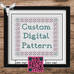 Könnte beinhalten: Ein weißes Kreuzstichmuster mit schwarzem Rand und einem rosa-weißen Blumendesign. Das Muster lautet "Custom Digital Pattern" und enthält einen QR-Code mit dem Text "Scan me!" auf beiden Seiten.