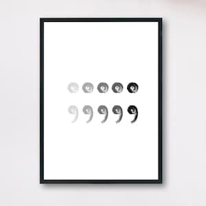 Op de afbeelding: Een zwart-wit ingelijste print met een reeks grijze cirkels en zwarte komma's in een verloop.