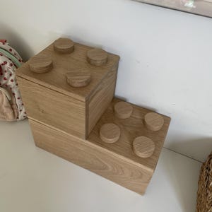Aufbewahrungsbox aus massiver Eiche – Handgefertigte Spielzeugkiste aus Holz mit Deckel – Kinderzimmerdeko & Stapelbarer Organizer – im Lego-Stil