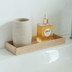 Handgefertigte Tablett aus Massivem Eichenholz - Minimalistischer Badezimmer Organizer