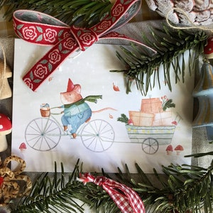 Carte mignonne souris, lutin de Noël et champignons - jolie carte de voeux souris à vélo - aquarelle poésie rêverie, nostalgie enfance