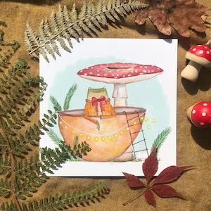 Petite grenouille d'automne mignonne dans sa coquille de noix sous son champignon jolie carte peinte à l'aquarelle et reproduite sur du papier épais de très bonne qualité