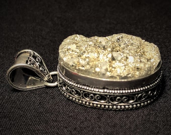 EISEN-PYRITE, ANHÄNGER mit silbernen Gestell. Dieser Stein wird auch "Gold der Narren" genannt. Iron Pyrite während der Zeit. Gold Stone. Fool es gold.