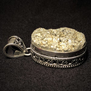 FER PYRITE, PENDENTIF con montaje en plata. Esta piedra también se llama Oro de los Tontos. Pirita de hierro durante. Piedra de oro. El oro de los tontos.