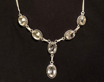 Halsband i klar kvarts och 925 sterlingsilver. 6 fasetterade stenar. Lyxigt och elegant halsband.