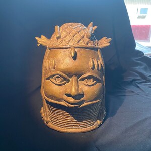 BRONZE - Head of the King of BENIN- OBA. Magnificent sculpture, art from Benin, Nigeria. Bronze head, bronze sculpture.