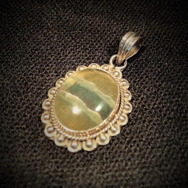 FLUORITE et ARGENT 925, PENDENTIF de forme ovale, presque ronde. Fluorite and sterling silver pendant, oval form. sun style