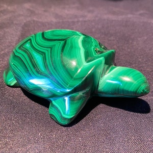 TORTUGA en MALAQUITA, colección, una piedra. Escultura única. Tortuga Malaquita, Piedra verde natural. escultura única.