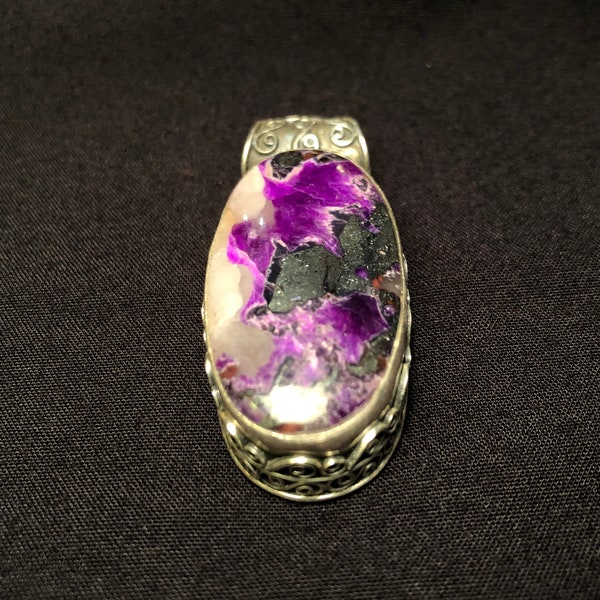 PENDENTIF, QUARTZ de forme ovale. Pierre avec teintes blanches et Violettes (mauve). Purple Quartz Pendant. Oval shape. Unic necklace.