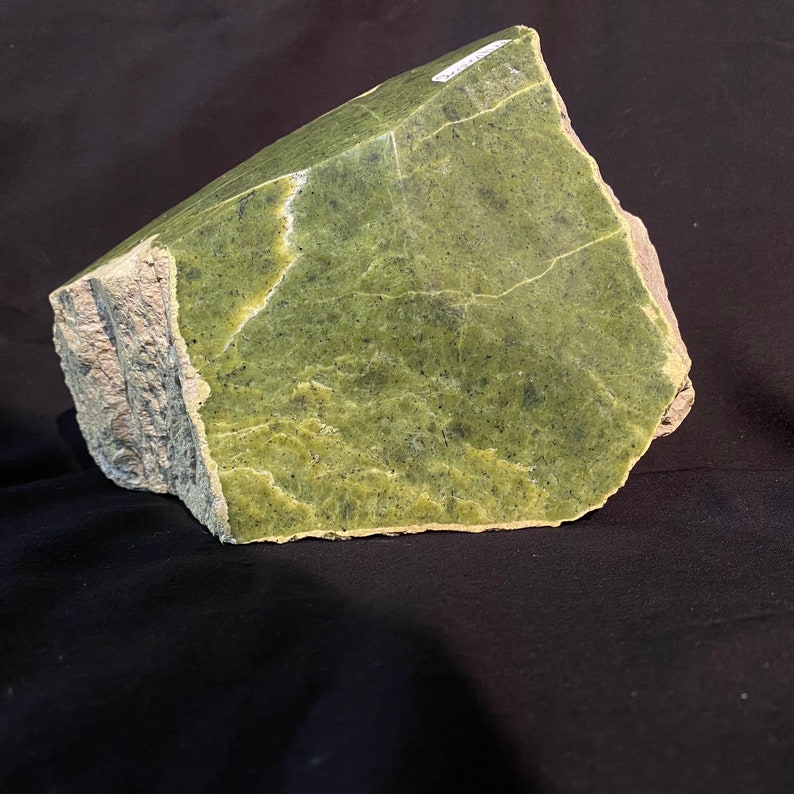 Polished raw SERPENTINE. Pierre GREEN from QUEBEC. Tethford mines stone. Green stone serpentine, For collectors. Stunning specimen. Single piece. image 1