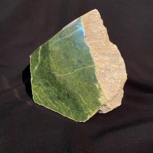 Polished raw SERPENTINE. Pierre GREEN from QUEBEC. Tethford mines stone. Green stone serpentine, For collectors. Stunning specimen. Single piece. image 2