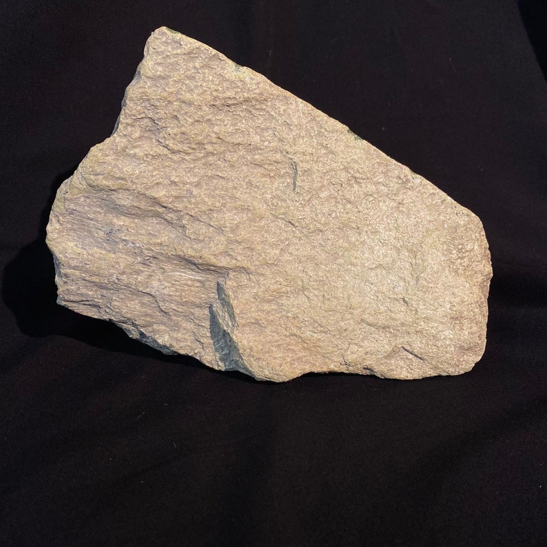 Polished raw SERPENTINE. Pierre GREEN from QUEBEC. Tethford mines stone. Green stone serpentine, For collectors. Stunning specimen. Single piece. image 8