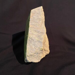 Polished raw SERPENTINE. Pierre GREEN from QUEBEC. Tethford mines stone. Green stone serpentine, For collectors. Stunning specimen. Single piece. image 3
