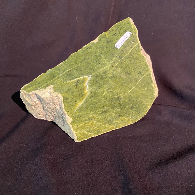 Polished raw SERPENTINE. Pierre GREEN from QUEBEC. Tethford mines stone. Green stone serpentine, For collectors. Stunning specimen. Single piece. image 7