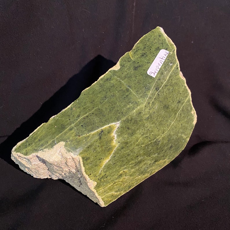 Polished raw SERPENTINE. Pierre GREEN from QUEBEC. Tethford mines stone. Green stone serpentine, For collectors. Stunning specimen. Single piece. image 4