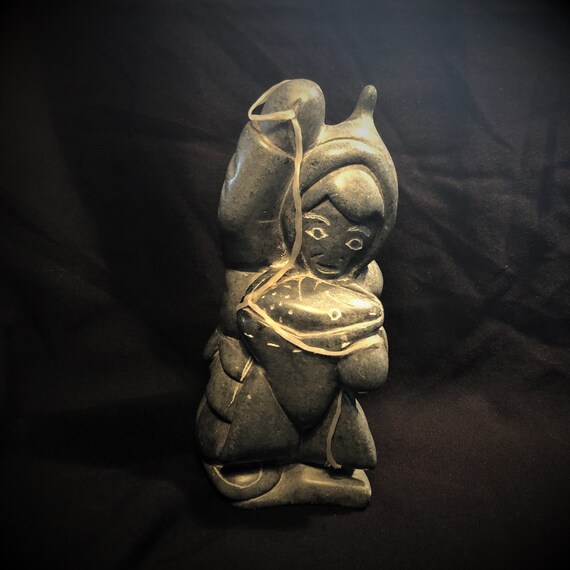 PÊCHEUR, Sculpture en Pierre à Savon. Authentique Art ESQUIMO Canadian Sculpture,  Drum Dancer, Inuit Sorcerer Soap Stone. Authentic piece.