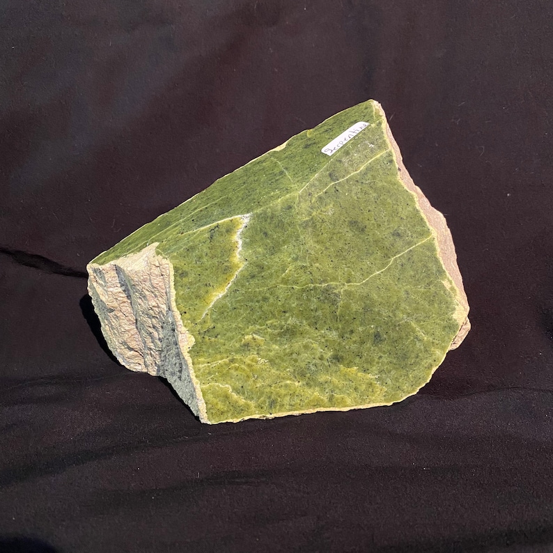 Polished raw SERPENTINE. Pierre GREEN from QUEBEC. Tethford mines stone. Green stone serpentine, For collectors. Stunning specimen. Single piece. image 5