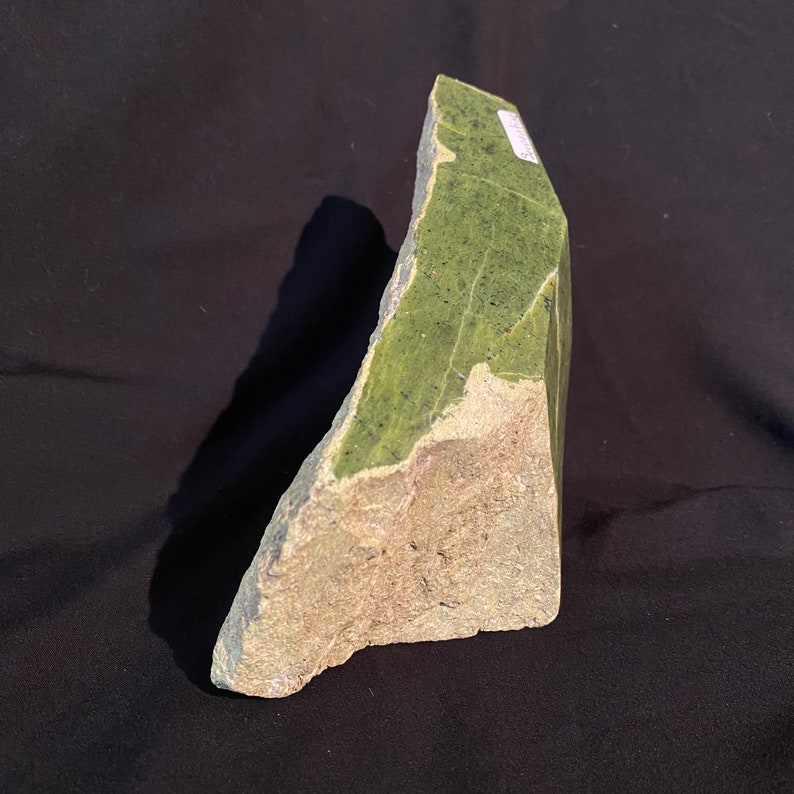 Polished raw SERPENTINE. Pierre GREEN from QUEBEC. Tethford mines stone. Green stone serpentine, For collectors. Stunning specimen. Single piece. image 6