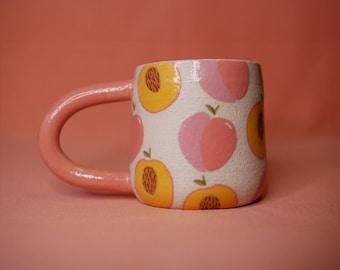Tasse à café pêche en céramique faite main avec poignée, tasse colorée peinte à la main mignonne, cadeau esthétique de tasse de boisson de poterie de conception de fruit pour elle et lui