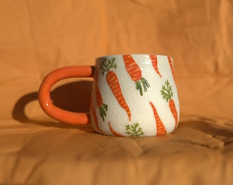 Tasse à café carotte en céramique faite main avec anse, tasse à thé colorée peinte à la main, tasse à boisson en poterie design légume, cadeau pour un ami