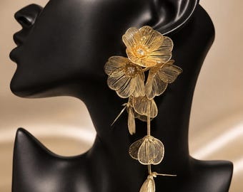 Goldene oder silberne Ohrringe mit floralem Design | Statement-Ohrhänger mit kaskadenförmigen Blütenblättern