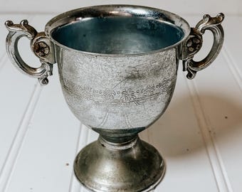 Jarrón/trofeo antiguo de metal plateado grabado con dos asas