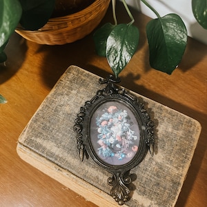 Vintage Floral Ornate Brass Frame Wall Hanging | Gallery Wall