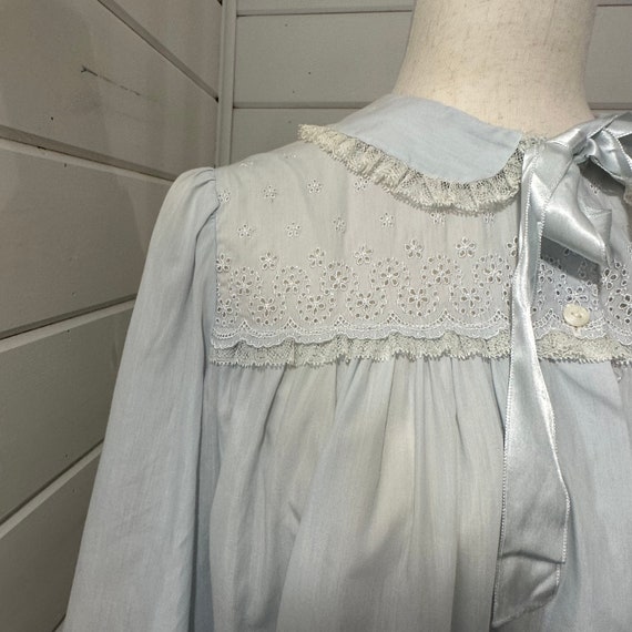 Vintage Baby Blue Tie Neck Bed Jacket | Vintage L… - image 3