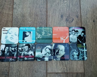 Posavasos de madera con portada del álbum recopilatorio y en vivo de The Smiths