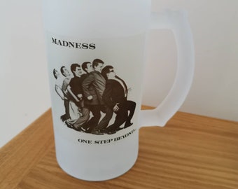 Jarra de cerveza helada con la portada del álbum Madness One Step Beyond