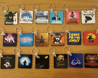 Tus musicales favoritos de West End/Broadway hechos en llaveros de madera - Regalo de teatro musical.