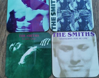 Posavasos de madera con portada del álbum The Smiths