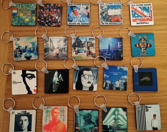 La portada de tu álbum favorito convertida en llavero de madera.