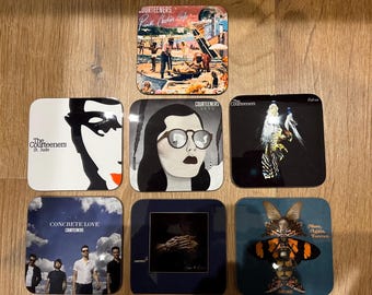 Posavasos de madera con la portada del álbum The Courteeners