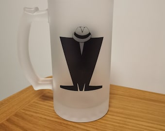 Jarra de cerveza helada con el logotipo de Madness