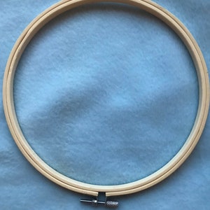 Wood hand embroidery hoop for needlework and cross stitch, hoop frame for stitching and display, 8" Aro de bordado a mano de madera