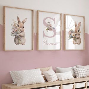Bunny kwekerij prints, meisjes kwekerij prints, kinderkamer wand decor, roze, bloemen, babymeisje, konijn, gepersonaliseerd, nieuwe baby cadeau, slaapkamer, kunst aan de muur, bloemen