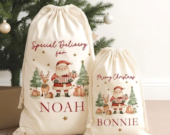 Puede incluir: Dos bolsas de lona color crema con cordón y una ilustración en acuarela de Santa Claus, un reno y árboles de Navidad. La bolsa grande dice Special Delivery for NOAH y la pequeña dice Merry Christmas BONNIE.