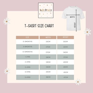 Pu&ograve; includere: Una tabella delle taglie delle t-shirt con misure in centimetri. La tabella include taglie da 0-3 mesi a 5-6 anni, con le corrispondenti misure di larghezza e altezza. La tabella &egrave; su sfondo rosa chiaro con accenti di margherite.