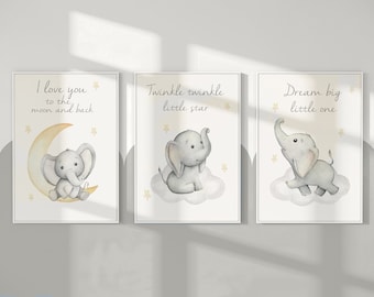Op de afbeelding: Drie ingelijste kunstdrukken met aquarel illustraties van baby olifanten. Elke print heeft een ander ontwerp: een olifant op een maan, een op een wolk en een die naar een ster reikt. Tekst bevat "I love you to the moon and back", "Twinkle twinkle little star", en "Dream big little one".