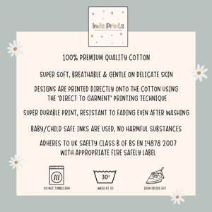 Pu&ograve; includere: Una carta bianca con la scritta "Indie Prints" in alto. La carta indica che il prodotto &egrave; realizzato in 100% cotone di alta qualit&agrave;, &egrave; super morbido, traspirante e delicato sulla pelle delicata. Include anche le istruzioni di lavaggio.