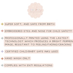 Peut inclure: Fond blanc avec du texte en marron clair. Le texte comprend "Indie Prints" en haut, suivi de puces &eacute;num&eacute;rant des caract&eacute;ristiques telles que "Super Soft, and Safe From Birth" et "Embroidered Eyes and Nose for Child Safety."