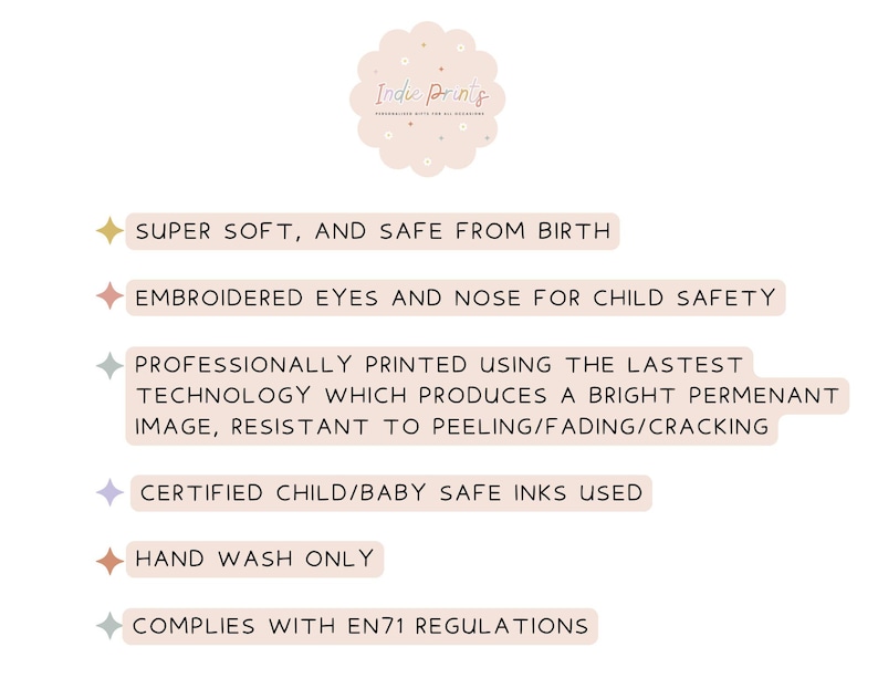 Peut inclure: Fond blanc avec du texte en marron clair. Le texte comprend "Indie Prints" en haut, suivi de puces &eacute;num&eacute;rant des caract&eacute;ristiques telles que "Super Soft, and Safe From Birth" et "Embroidered Eyes and Nose for Child Safety."