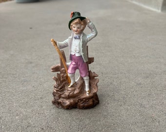 Figura de niño alemán de porcelana