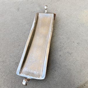 Bandeja decorativa rectangular larga plateada de latón con asas de Potofino Home, fabricada en India.