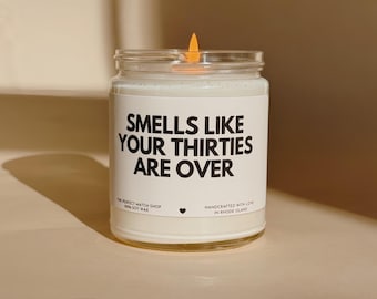 Regalo de cumpleaños número 40. Huele como si tus treinta hubieran terminado. Vela. Regalos de cumpleaños divertidos. Regalos de cumpleaños importantes. Vela de cumpleaños.
